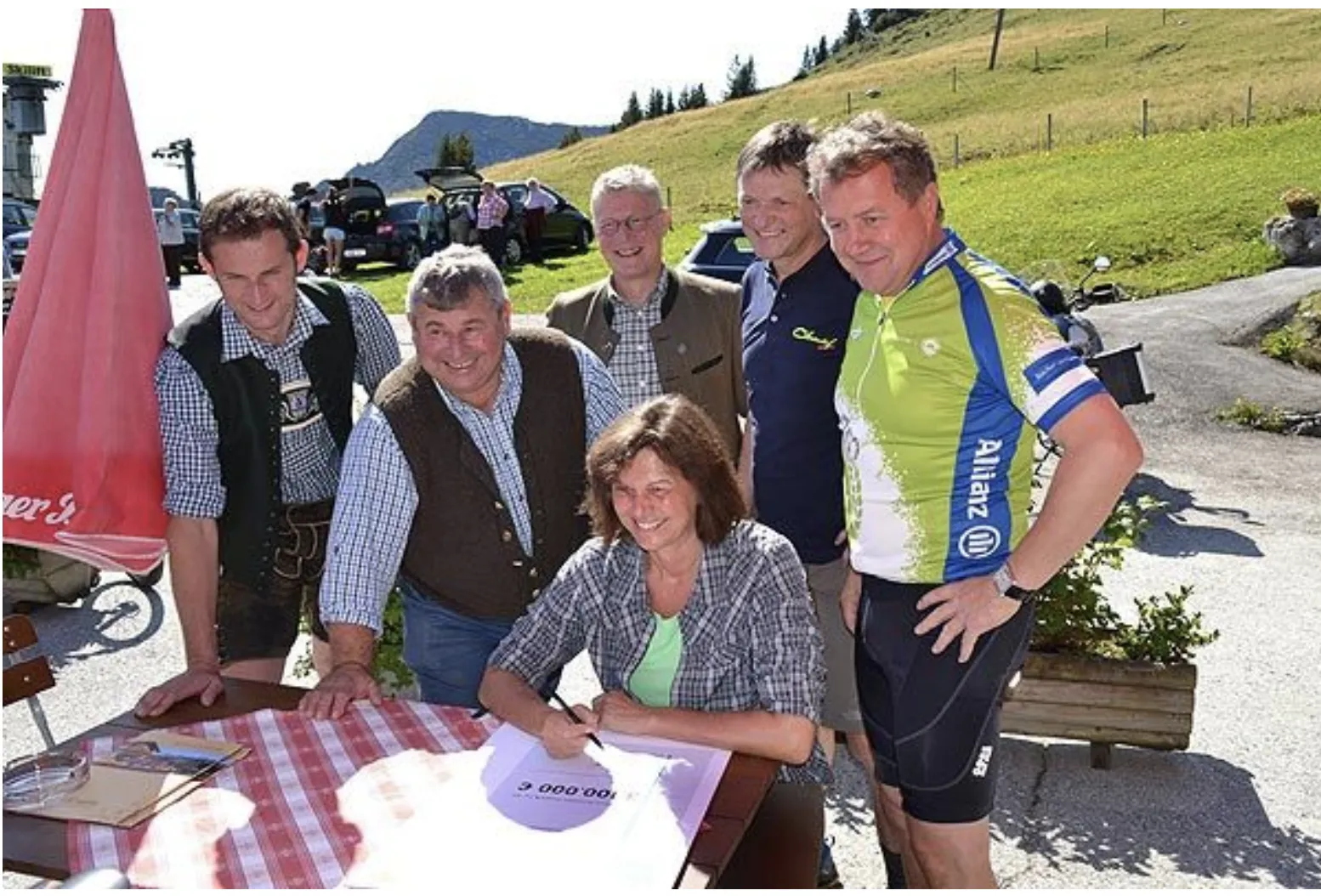 Ilse Aigner unterschreibt am Sudelfeld, umgeben von Kittenrainer und weiteren Lokalpolitikern