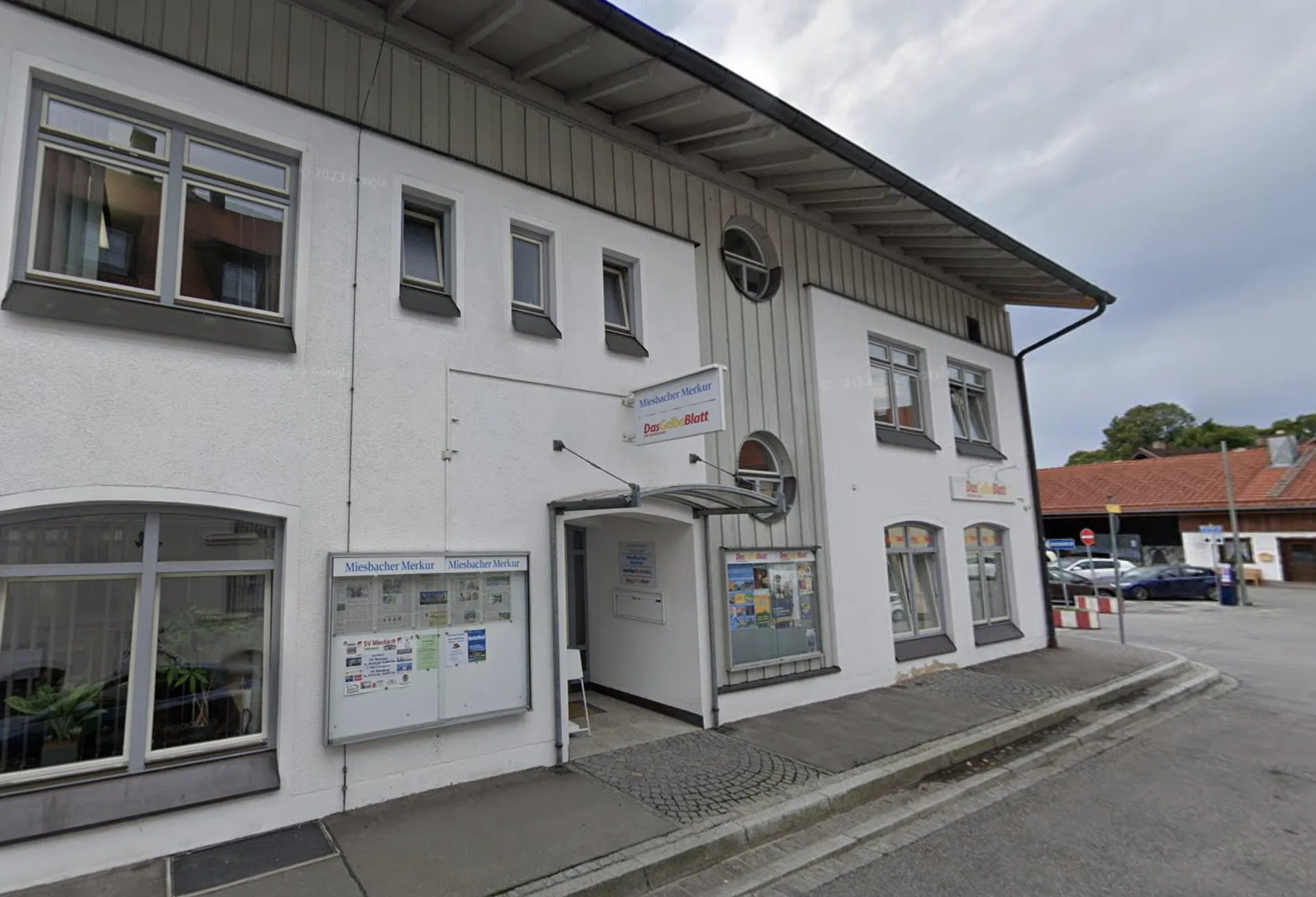 Gebäude Schlierseer Straße 4 in Miesbach – Schilder von Miesbacher Merkur und Gelbes Blatt am selben Eingang